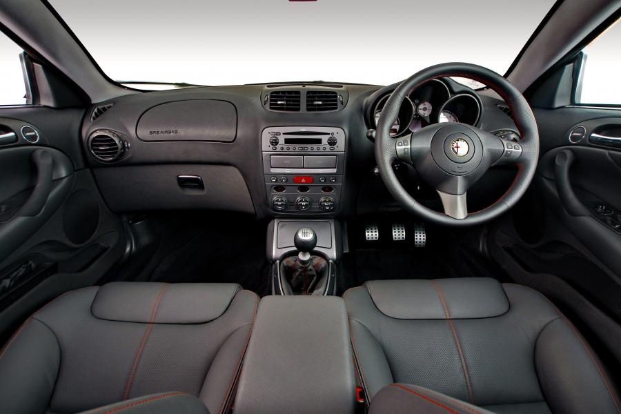 Торпедо Alfa Romeo GT Limited Edition (937C) 2010 года  (фото 2 из 8)